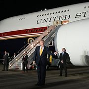 President Donald Trump utanför Air force one på väg tillbaka till USA från Ankara.