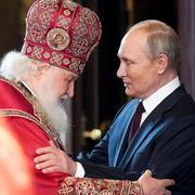 Patriark Kirill och president Vladimir Putin hälsar på varann efter påskgudstjänsten i Moskva, 24 april 2022.