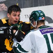 Hetta efter tacklingen. Färjestads Gustav Rydahl till höger.