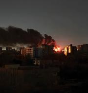 Rök stiger över Sudans huvudstad Khartum. Abdullah Moneim / AP