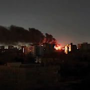 Rök stiger över Sudans huvudstad Khartum. Abdullah Moneim / AP