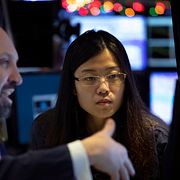 Investerarna James Denaro och Vera Liu på New York Stock Exchange. Arkivbild.