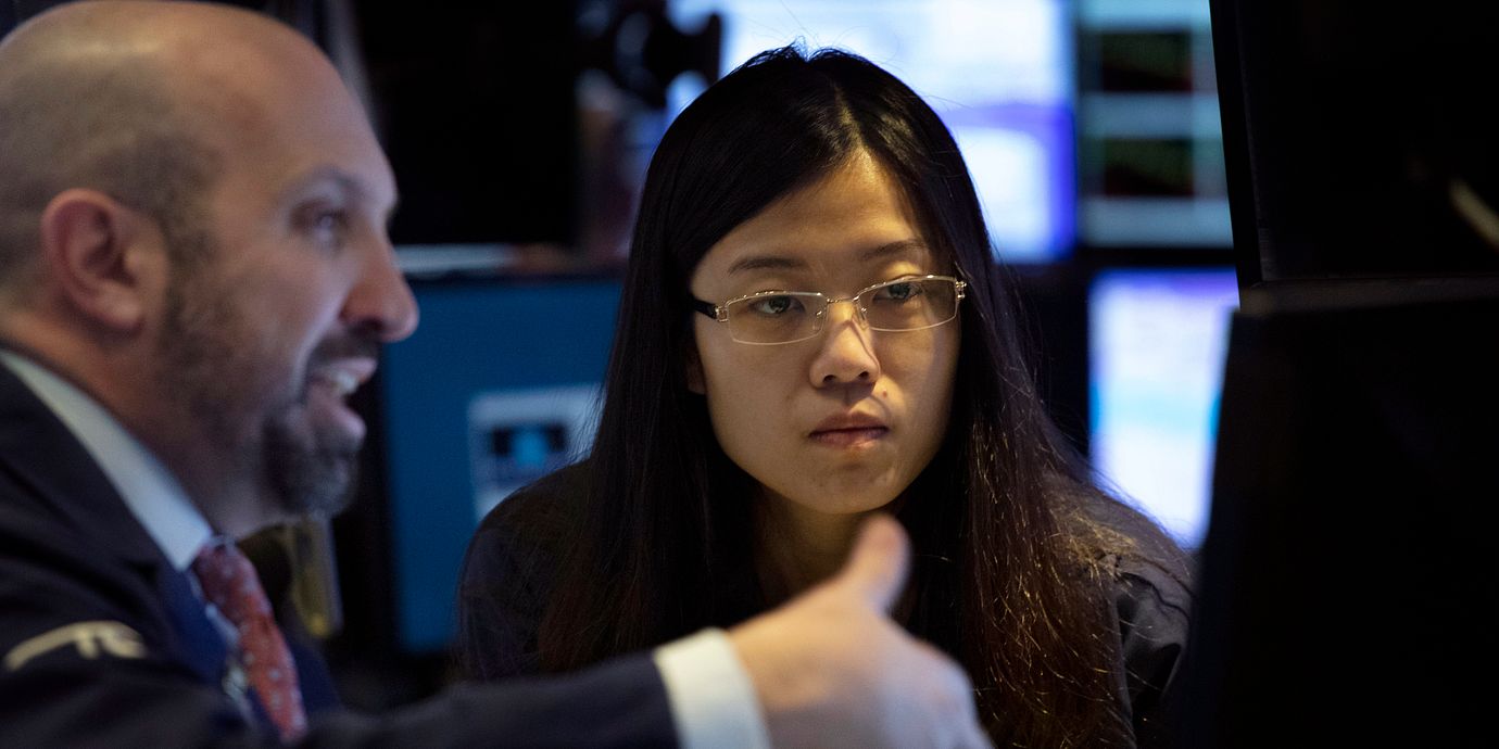 Investerarna James Denaro och Vera Liu på New York Stock Exchange. Arkivbild.