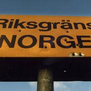 Skylt vid svensk-norska gränsen där kontrollerna skärpts den senaste veckan.
