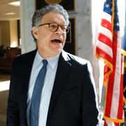 Al Franken talar med reportrar på måndagen.