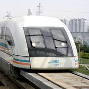 Arkivbild på ett maglevtåg i kinesiska Shanghai.