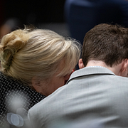 Charlie Kirk till vänster, försvarsadvokaten Kathryn Nester och Tyler Robinson till höger.