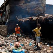 Två pojkar i ett slumområdet i Freetown i april.