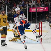 Leon Draisaitl jublar efter ett mål den 8 mars.