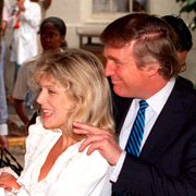 Donald Trump och hans dåvarande fru Marla Maples, på vars bröllop Jeffrey Epstein deltog.
