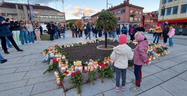 Blommor och ljus för offren i Kongsberg. Pal Nordseth / TT NYHETSBYRÅN