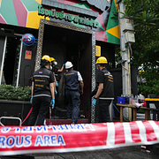 Brandmän på plats efter branden i Bangkok.