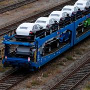 Sprillans nya Volkswagen-bilar på ett tåg i München, Tyskland. 