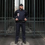 En polis utanför Louvrenmuseet i Paris i oktober 2025.