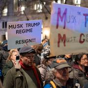 Protester mot Elon Musk och Donald Trump i Washington på tisdagen. 