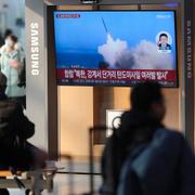 En tv i Sydkoreas huvudstad Seoul visar ett inslag om Nordkorea och robottester.