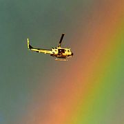 En helikopter flyger över Montecito.