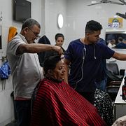 En barberare i arbete i Rio de Janeiro. Arkivbild.