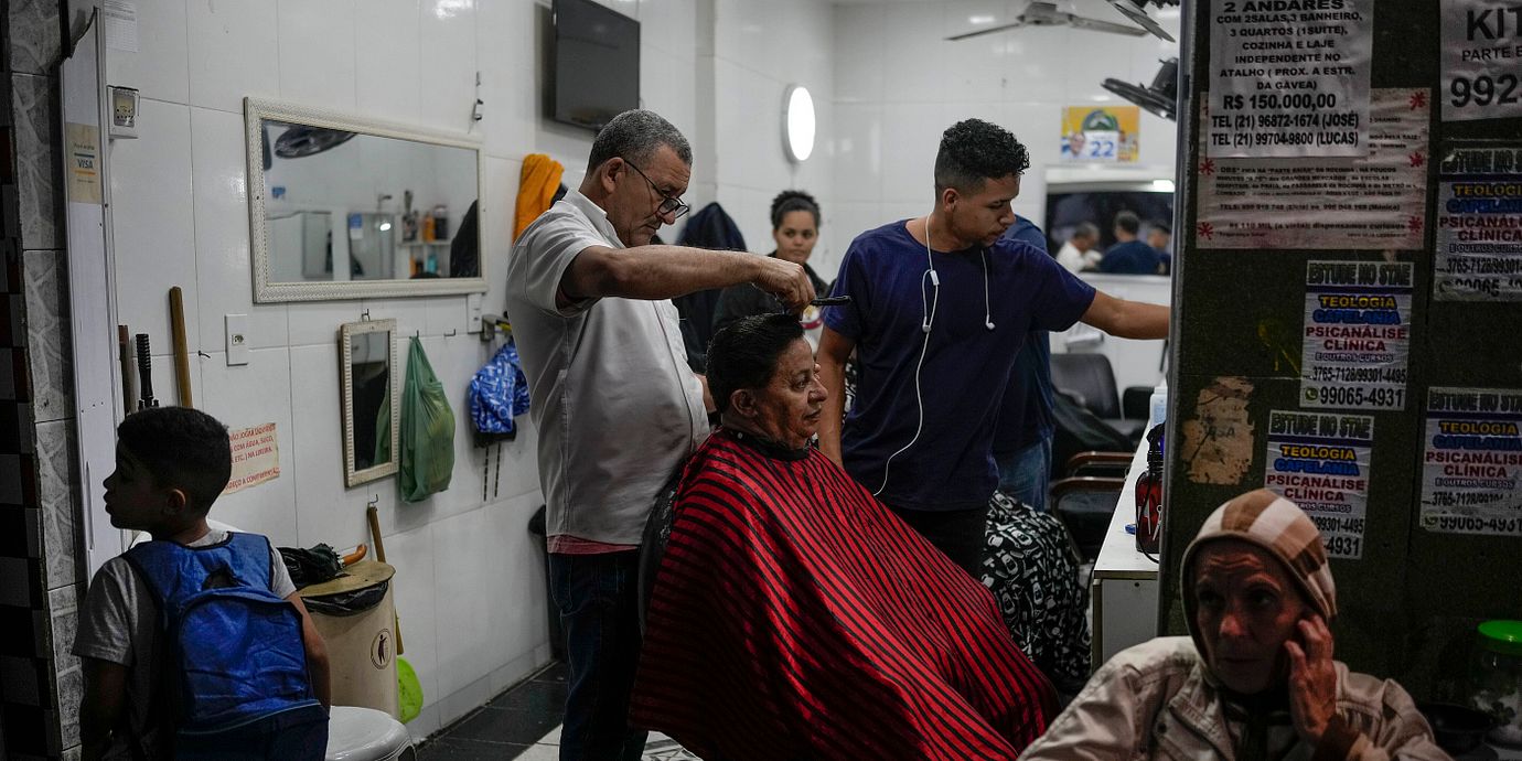 En barberare i arbete i Rio de Janeiro. Arkivbild.
