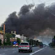 Ukrainas utrikesminister Andrij Sybiha till höger, rökmoln efter nattens attacker i Kyiv till vänster.
