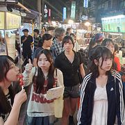 Besökare på marknad i Taipei.