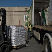 En lastbil som transporterar humanitärt bistånd till Gazaremsan torsdagen den 22 maj 2025. 