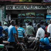 Människor i kenyanska Kisumu ser på när valresultatet presenteras i tv.