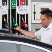 En man tankar på en bensinstation i Moskva den 29 juni. Lapparna meddelar att både diesel och 95-oktanig bensin är slut.