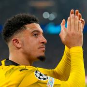 Jadon Sancho tackar publiken under matchen. 