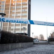 Avspärrningar utanför polishuset i Norrköping. 