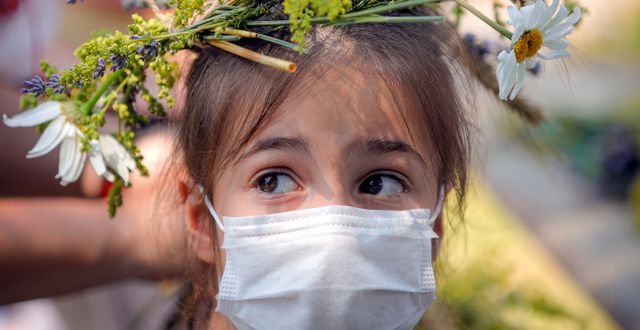 Flicka i Bukarest i Rumänien som har munskydd.  Vadim Ghirda / TT NYHETSBYRÅN
