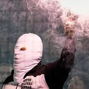 En bengalbrännande fotbollssupporter. Illustrationsbild.