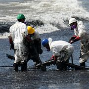 En oljeläcka städas upp utanför Trinidad och Tobago 2024.