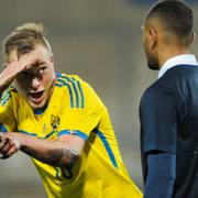 Sveriges John Guidetti jublar efter att Oscar Lewicki (ej i bild) gjort 3-0 målet i tisdagskvällens playoffmatch i EM-kvalet mellan Sveriges U21-landslag och Frankrike på Örjans vall i Halmstad