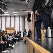 Statsminister Ulf Kristersson (M) besöker Rudbecks gymnasium i Sollentuna i maj.