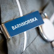 kylt med texten barnmorska på SUS.