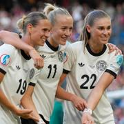 Lea Schüller firar med lagkamraterna Klara Bühl och Jule Brand. 