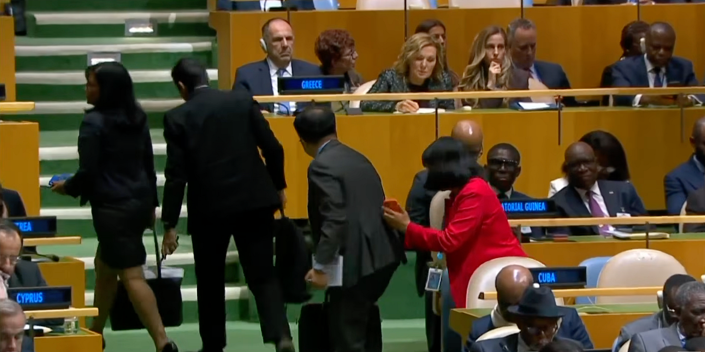 Den kubanska delegationen lämnar salen under Trumps tal.