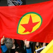 PKK-flagga under manifestation i Tyskland.