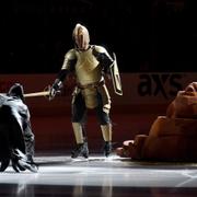 Uppträdande av The Golden Knight innan matchen mellan Boston Bruins och Vegas Golden Knights.