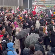 Den tidigare Grönlandspolitikern Orla Joelsen har lagt upp filmer från Nuuk som visar protesterna. 
