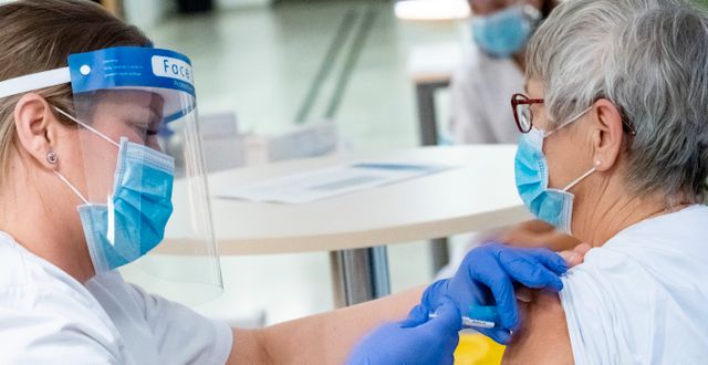 Personal vaccineras med Covid-19 vaccin från Pfizer BioNTech på SUS i Malmö på tisdagen. Johan Nilsson/TT / TT NYHETSBYRÅN