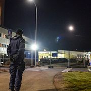 Polis på plats utanför akutmottagningen vid Centralsjukhuset Kristianstad