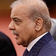 Shehbaz Sharif omgiven av sin vice premiärminister och arméchef under en resa till Kina den 25 maj 2026.
