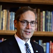 Mats Malm lämnar över stafettpinnen till Ingrid Carlberg. 