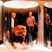 Koppar föreställandes presidenterna Vladimir Putin och Donald Trump.