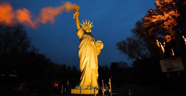 Den danska konstnären Jens Galschiot har skapat en kopia av frihetsgudinnan, som släpper ut rök ur sin fackla. Verket stod uppställt i Bonn under klimatkonferensen. PATRIK STOLLARZ / AFP