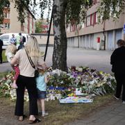 Minnesplatsen där en polis sköts till döds på Biskopsgården i Göteborg fylls på.