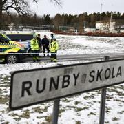 Polisinsats vid Runby skola i Upplands Väsby, norr om Stockholm efter larm om en knivskuren person. 