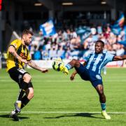 Häckens Joona Toivo försvarar mot Djurgårdens Mohamed Buya Turay.